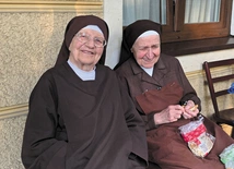„Habit dodaje mi odwagi”. Prawdziwe historie zakonnic