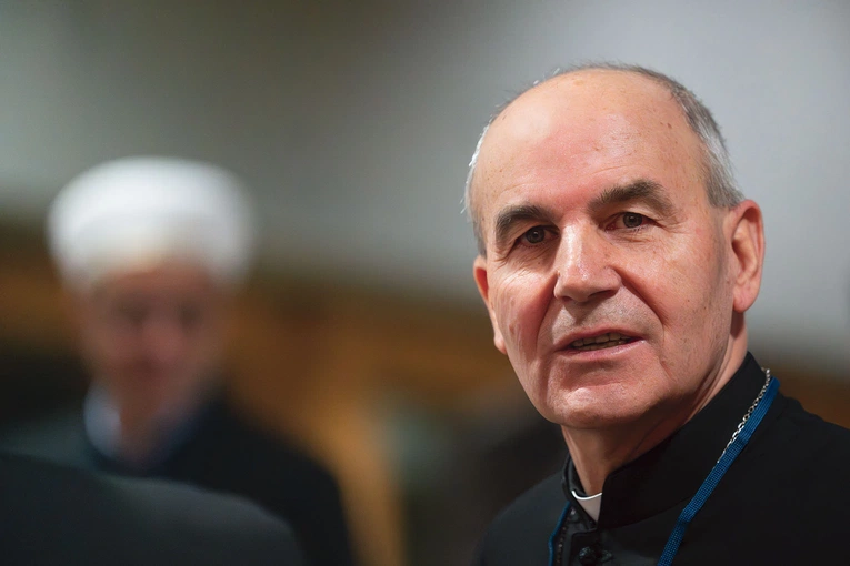Bp dr hab. Henryk Ciereszkobi skup pomocniczy archidiecezji białostockiej. Jest przewodniczącym Komitetu ds. Dialogu z Religiami Niechrześcijańskimi KEP.