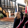 Msza św. zgromadziła ok. 100 osób, wśród których znaleźli się m.in. Piotr Tarnowski, dyrektor Muzeum Stutthof w Sztutowie, wraz z pracownikami muzeum oraz Emil Rojek, wicewojewoda pomorski, a także przedstawiciele szkół i władz samorządowych.