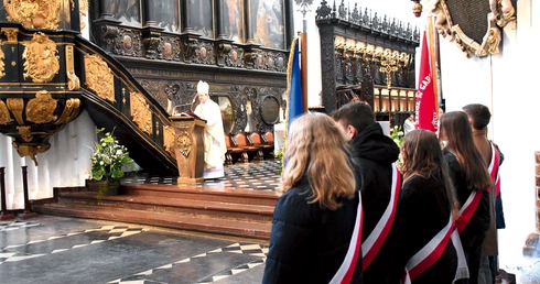 Msza św. zgromadziła ok. 100 osób, wśród których znaleźli się m.in. Piotr Tarnowski, dyrektor Muzeum Stutthof w Sztutowie, wraz z pracownikami muzeum oraz Emil Rojek, wicewojewoda pomorski, a także przedstawiciele szkół i władz samorządowych.