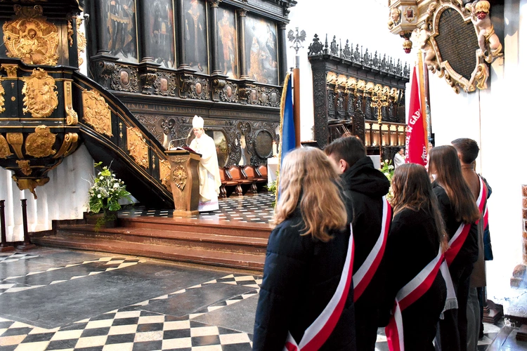 Msza św. zgromadziła ok. 100 osób, wśród których znaleźli się m.in. Piotr Tarnowski, dyrektor Muzeum Stutthof w Sztutowie, wraz z pracownikami muzeum oraz Emil Rojek, wicewojewoda pomorski, a także przedstawiciele szkół i władz samorządowych.