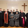 W ewangelicko-metodystycznej kaplicy Emanuela w modlitwie wzięli udział przedstawiciele Kościołów ewangelicko- -augsburskiego, prawosławnego i rzymskokatolickiego, w tym siostry brygidki oraz klerycy Gdańskiego Seminarium Duchownego, a także wierni z trójmiejskiej diaspory ewangelicko-reformowanej.