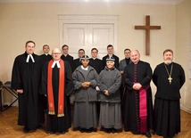 W ewangelicko-metodystycznej kaplicy Emanuela w modlitwie wzięli udział przedstawiciele Kościołów ewangelicko- -augsburskiego, prawosławnego i rzymskokatolickiego, w tym siostry brygidki oraz klerycy Gdańskiego Seminarium Duchownego, a także wierni z trójmiejskiej diaspory ewangelicko-reformowanej.