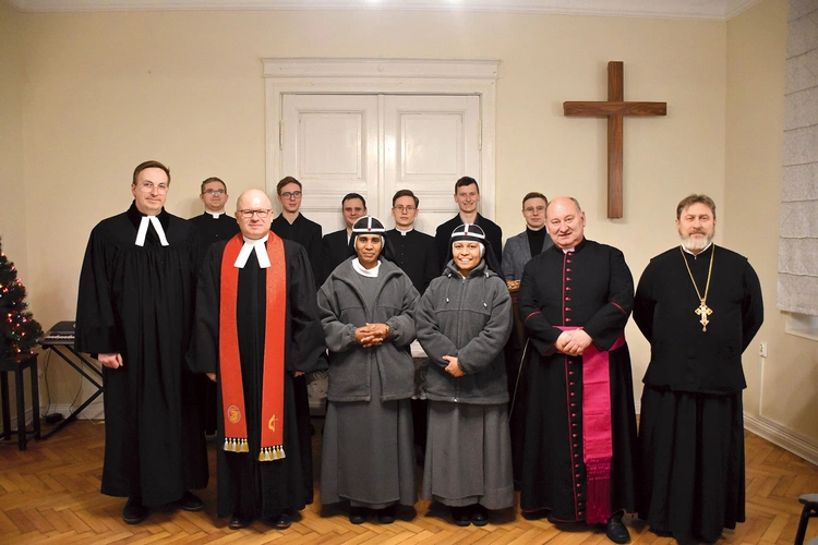 W ewangelicko-metodystycznej kaplicy Emanuela w modlitwie wzięli udział przedstawiciele Kościołów ewangelicko- -augsburskiego, prawosławnego i rzymskokatolickiego, w tym siostry brygidki oraz klerycy Gdańskiego Seminarium Duchownego, a także wierni z trójmiejskiej diaspory ewangelicko-reformowanej.