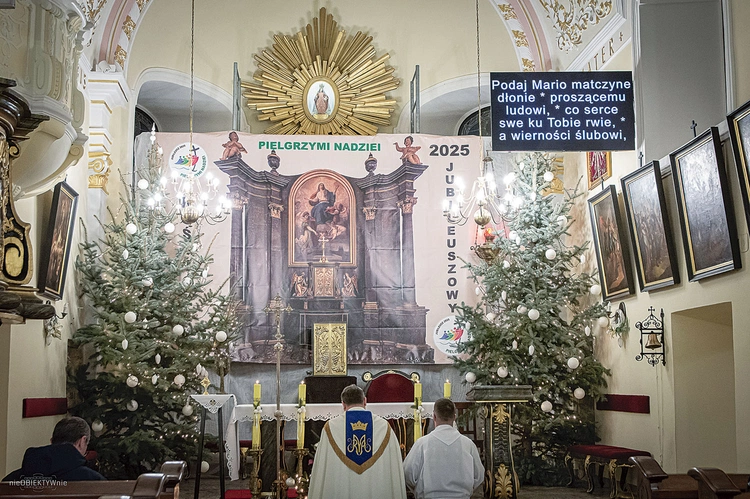Modlitewne spotkania odbywają się z 24. na 25. dzień miesiąca, co nawiązuje do daty odnalezienia figurki Matki Bożej.