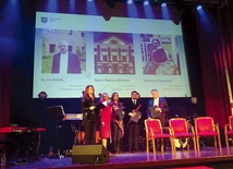 Nagrodzeni (od prawej): ks. Jan Rosiek, Łukasz Goik, dyrektor Opery Śląskiej w Bytomiu, i Katarzyna Dzienniak, konserwator dzieł sztuki.