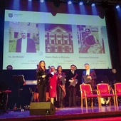 Nagrodzeni (od prawej): ks. Jan Rosiek, Łukasz Goik, dyrektor Opery Śląskiej w Bytomiu, i Katarzyna Dzienniak, konserwator dzieł sztuki.
