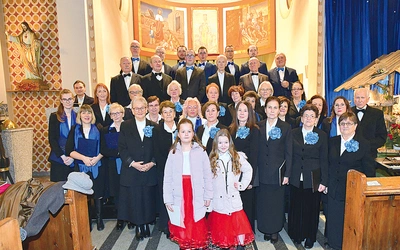 Chór parafialny „Cecylia” i chór Laudemus Mariam.