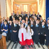Chór parafialny „Cecylia” i chór Laudemus Mariam.