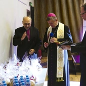 Biskupi Roman Pindel i Adrian Korczago pobłogosławili „chlebki jedności”.