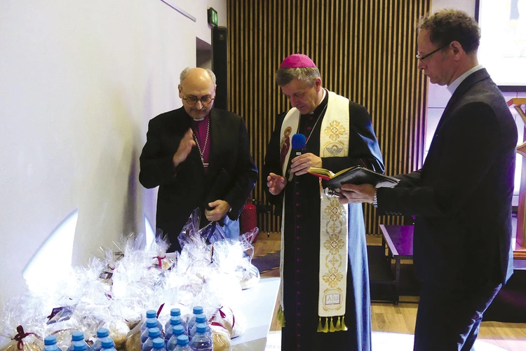 Biskupi Roman Pindel i Adrian Korczago pobłogosławili „chlebki jedności”.