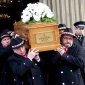 Wilamowianie ponieśli trumnę z ciałem swojego rodaka kapłana.