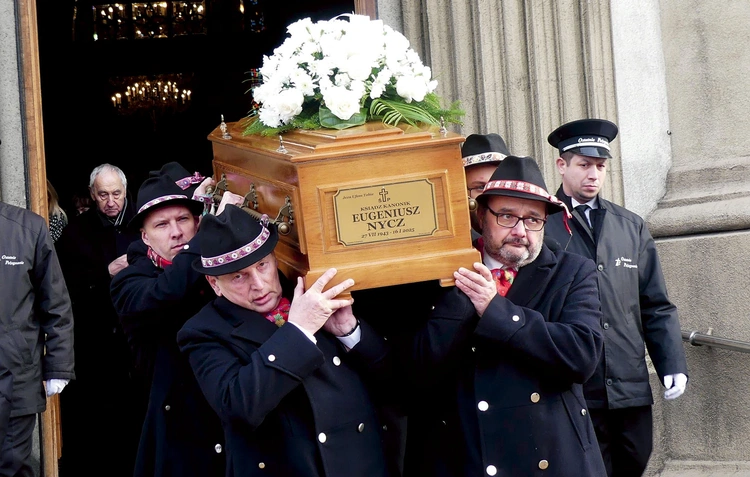 Wilamowianie ponieśli trumnę z ciałem swojego rodaka kapłana.