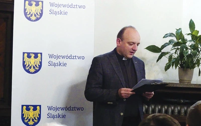 Ks. Tomasz Sroka dołączył do bialskich wolontariuszy. 