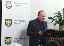 Ks. Tomasz Sroka dołączył do bialskich wolontariuszy. 