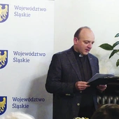 Ks. Tomasz Sroka dołączył do bialskich wolontariuszy. 