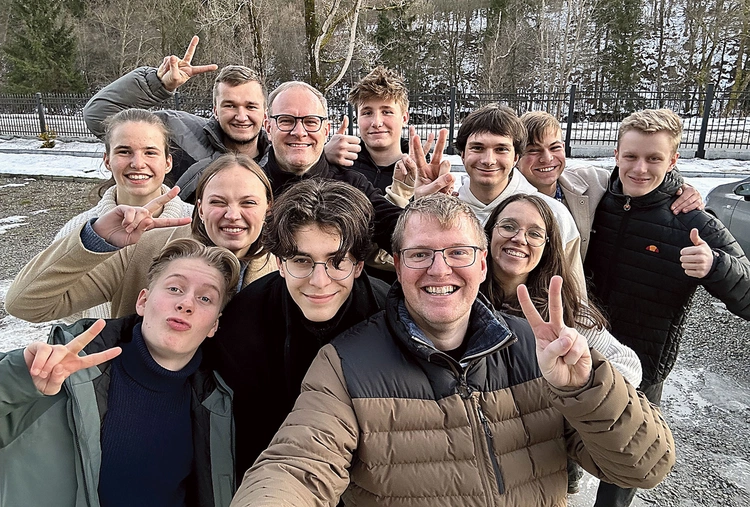 Młodzi z bielsko-żywieckiej ekipy ze swoimi opiekunami.