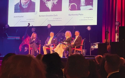 Barbara Gruszka-Zych na scenie podczas uroczystości. 