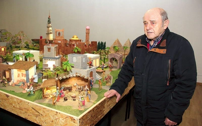 Wiesław Bandura przy swojej instalacji.