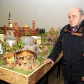 Wiesław Bandura przy swojej instalacji.