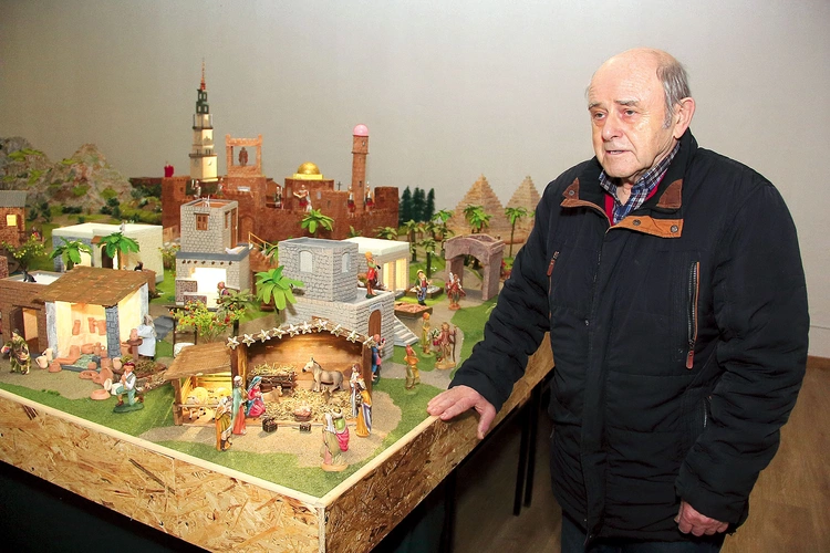 Wiesław Bandura przy swojej instalacji.