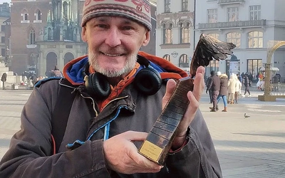 – Duchowe siły ładuję, modląc się każdego dnia przed krzyżem mogilskim – wyznaje Piotr, fundraiser i społecznik.