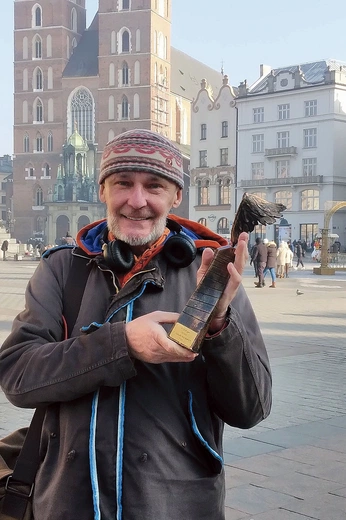 – Duchowe siły ładuję, modląc się każdego dnia przed krzyżem mogilskim – wyznaje Piotr, fundraiser i społecznik.