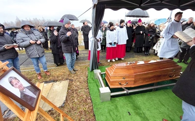 Grób znajduje się na nowym cmentarzu komunalnym w Jaszkowie. 