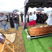 Grób znajduje się na nowym cmentarzu komunalnym w Jaszkowie. 