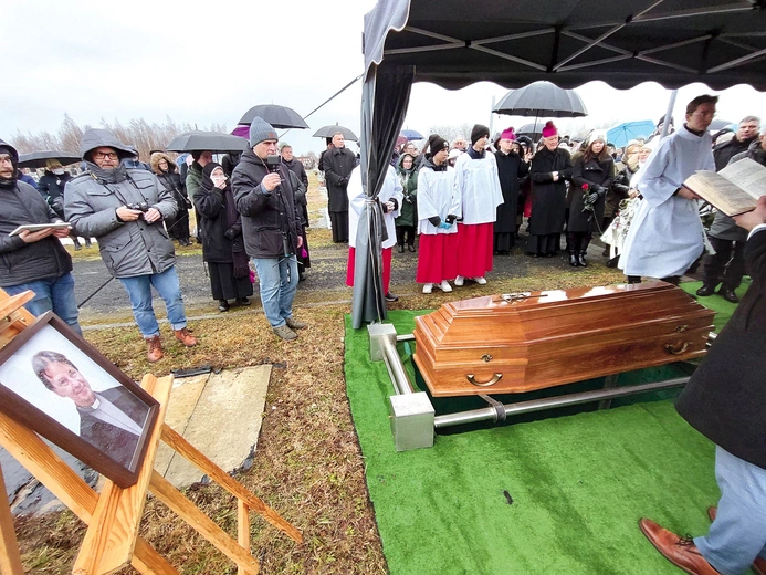 Grób znajduje się na nowym cmentarzu komunalnym w Jaszkowie. 