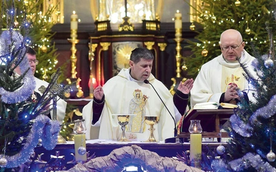 	Po modlitwie Różańcem członkowie grup uczestniczyli w Mszy św. w bazylice Nawiedzenia Najświętszej Maryi Panny.