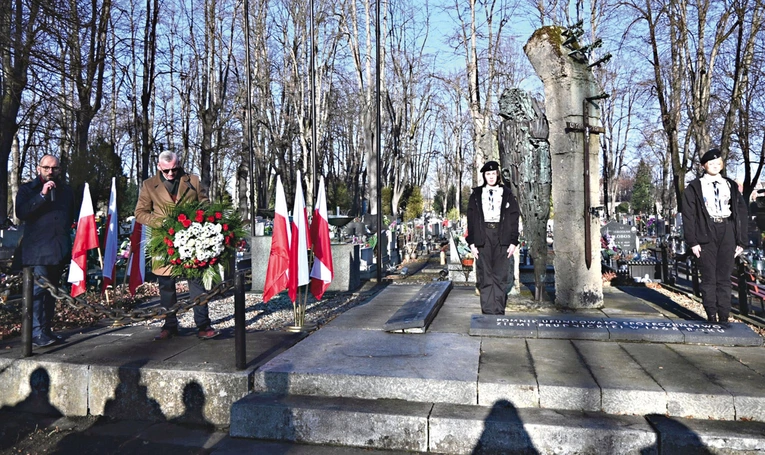 	Pod pomnikiem na prudnickim cmentarzu komunalnym złożono kwiaty i znicze.