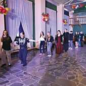 	Po Eucharystii uczestnicy rozpoczęli zabawę tradycyjnym polonezem.