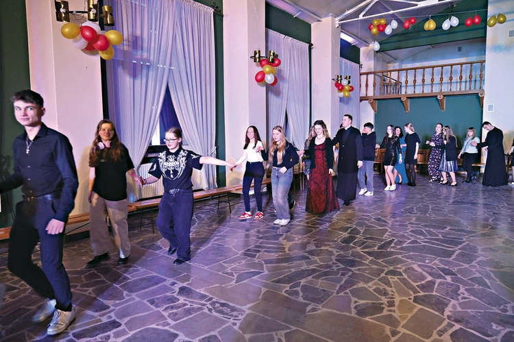 	Po Eucharystii uczestnicy rozpoczęli zabawę tradycyjnym polonezem.