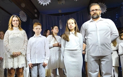Dwie rodziny na deskach scenicznych – Magdalena z synem Piotrem i Piotr z córką Leną.