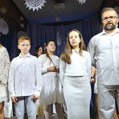 Dwie rodziny na deskach scenicznych – Magdalena z synem Piotrem i Piotr z córką Leną.