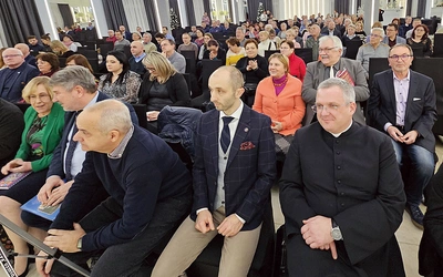 	Uczestnicy spotkania. W środku mec. Marek Puzio, z prawej ks. Andrzej Jasnos.