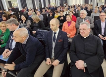 	Uczestnicy spotkania. W środku mec. Marek Puzio, z prawej ks. Andrzej Jasnos.