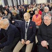 	Uczestnicy spotkania. W środku mec. Marek Puzio, z prawej ks. Andrzej Jasnos.
