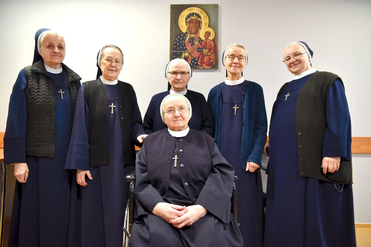 	Siostry służebniczki dębickie (w środku s. Blanka, za nią od lewej s. Romana, s. Leopoldyna, s. Erazma, s. Zdzisława i s. Daniela) – emerytki młode duchem.
