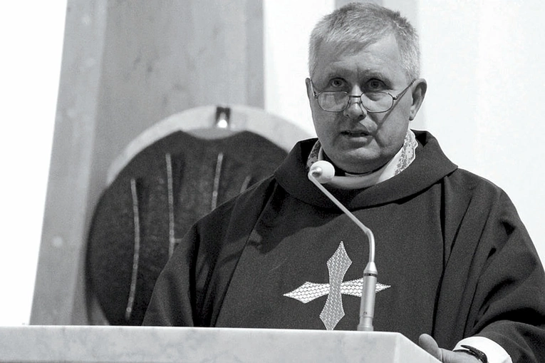 	Zmarły ursynowski proboszcz miał 62 lata, z czego 37 przeżył w kapłaństwie.