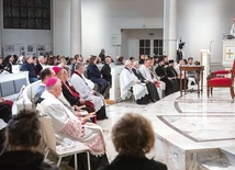 Do 25. rocznicy wydarzenia nawiązywał umieszczony przed ołtarzem oryginał Deklaracji. Na ołtarzu ustawiono pusty kielich i patenę jako znak tęsknoty za wspólną Eucharystią.