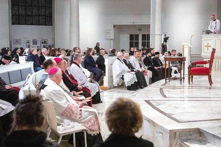 Do 25. rocznicy wydarzenia nawiązywał umieszczony przed ołtarzem oryginał Deklaracji. Na ołtarzu ustawiono pusty kielich i patenę jako znak tęsknoty za wspólną Eucharystią.