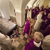 	Po Mszy św. biskupi i kapłani modlili się przy grobie zmarłego w podziemiach bazyliki katedralnej.