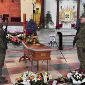 Przy trumnie asystę pełniła kompania honorowa.