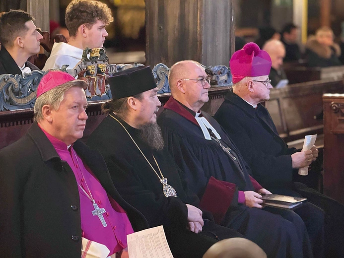 	W nabożeństwie uczestniczyli m.in.: (od lewej) abp Józef Kupny, abp Jerzy Pańkowski, bp Waldemar Pytel oraz bp Marek Mendyk.