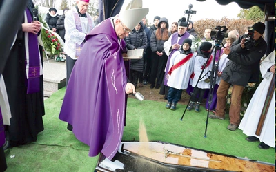 	Uroczystości pogrzebowej przewodniczył bp Marek Mendyk.