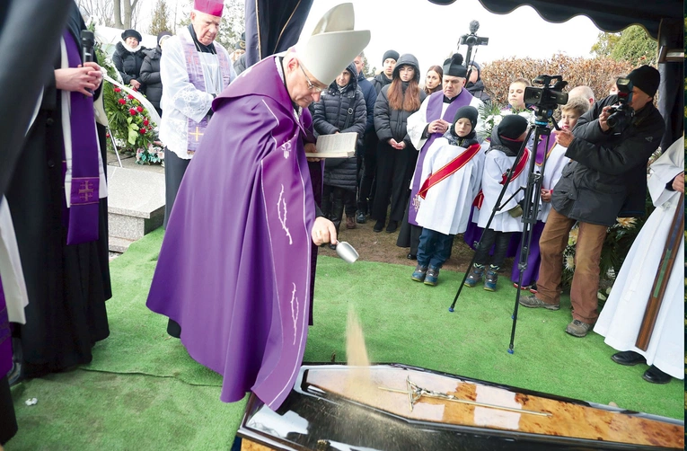 	Uroczystości pogrzebowej przewodniczył bp Marek Mendyk.