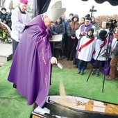 	Uroczystości pogrzebowej przewodniczył bp Marek Mendyk.