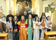 Dzieci z parafii Niepokalanego Poczęcia NMP zaangażowane w pomoc misjonarzom.